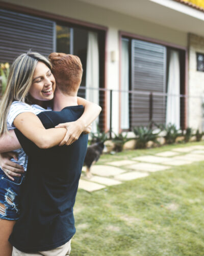 Junges Paar glücklich vor einem Haus