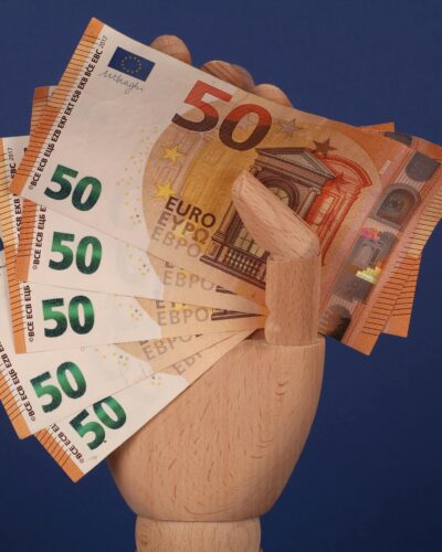 Modellhand hält Geld in der Hand