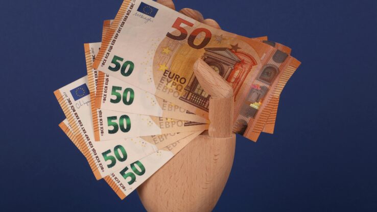 Modellhand hält Geld in der Hand